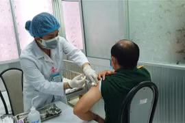 Tiêm vaccine phòng COVID-19 đợt 3 tại Trung tâm Kiểm soát bệnh tật tỉnh Trà Vinh. (Ảnh: Thanh Hòa/-TTXVN)