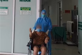 Bệnh nhân được chuyển tuyến cơ sở để theo dõi và điều trị bệnh lý nền ngày 30/7. (Ảnh: TTXVN phát)