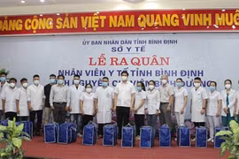 Lãnh đạo tỉnh Bình Định động viên, tiễn 2 đoàn công tác tỉnh Bình Định tham gia chống dịch tại Thành phố Hồ Chí Minh và Bình Dương. (Ảnh: TTXVN phát)