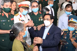 Thủ tướng Phạm Minh Chính gặp mặt, tri ân đại biểu Người có công với cách mạng. (Ảnh: Dương Giang/TTXVN)