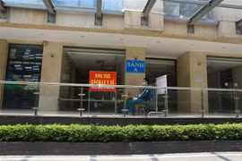 Lối vào Khu A - Toà nhà HELIOS Tower số 75 Tam Trinh, Hà Nội bị phong tỏa. (Ảnh: Hoàng Hiếu/TTXVN)
