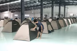 Khi lưu trú, công nhân Công ty Daikan Việt Nam tại Đồng Nai. (Ảnh: Công Phong/TTXVN)