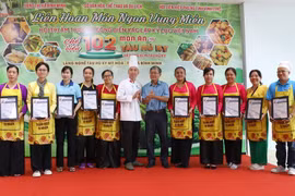 Trao giấy chứng nhận cho các đơn vị tham gia hội thi và công diễn xác lập kỷ lục Việt Nam chế biến 102 món ăn từ tàu hũ ky và dùng kèm tàu hũ ky. (Ảnh: Lê Thúy Hằng/TTXVN)