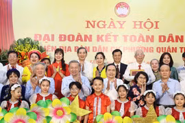 Tổng Bí thư Tô Lâm, Chủ tịch Quốc hội Trần Thanh Mẫn với cán bộ, nhân dân Phường Quán Thánh, Quận Ba Đình, Hà Nội. (Ảnh: Thống Nhất/TTXVN)