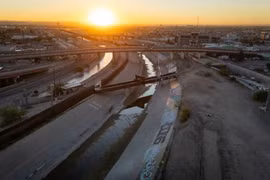 Sông Rio Grande (phải) và một kênh đào chảy dọc biên giới Mỹ-Mexico tại El Paso, Texas. (Nguồn: AFP)