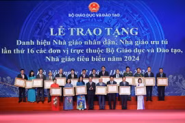 Các nhà giáo vinh dự nhận danh hiệu Nhà giáo nhân dân của Chủ tịch nước trao tặng tại buổi lễ. (Ảnh: Thanh Tùng/TTXVN)