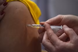 Tiêm vaccine. (Ảnh: AFP/TTXVN)