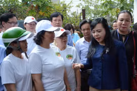 Bộ trưởng Bộ Y tế kiểm tra tình hình phòng chống sốt xuất huyết tại phường An Hải Đông (quận Sơn Trà, thành phố Đà Nẵng). (Ảnh: Văn Dũng/TTXVN)