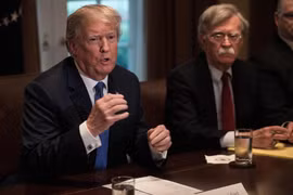 Tổng thống Mỹ Donald Trump (trái) lần đầu tiên tiếng về việc sa thải ông John Bolton. (Ảnh: AFP/TTXVN)