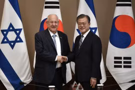 Tổng thống Hàn Quốc Moon Jae-in và Tổng thống Israel Reuven Rivlin. (Nguồn: news4europe)