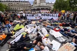 Người dân tham gia cuộc tuần hành phản tập đoàn Monsanto tại quảng trường Place de la Republique, Paris, Pháp, ngày 18/5. (Ảnh: AFP/TTXVN)