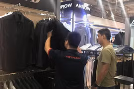 Phóng viên Việt Nam đi mua vest để tác nghiệp ở trận chung kết King's Cup 2019. (Ảnh: H.H.H/Vietnam+)