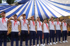 Hà Nội FC giao lưu với các em học sinh trường THCS Nguyễn Trường Tộ.