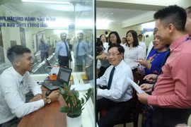 Phó Thủ tướng, Bộ trưởng Bộ Ngoại giao Phạm Bình Minh kiểm tra, thử nghiệm các hoạt động của Bộ phận tiếp nhận hồ sơ và trả kết quả giải quyết thủ tục hành chính một cửa thuộc Cục Lãnh sự. (Ảnh: Lâm Khánh - TTXVN)