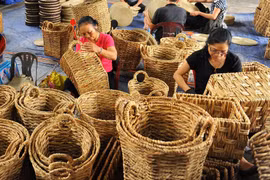 Sản xuất hàng thủ công mỹ nghệ. (Ảnh: Minh Đức/TTXVN)