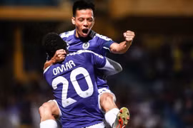 Văn Quyết và Omar ghi bàn giúp Hà Nội FC chiến thắng. (Ảnh: Trọng Đạt/TTXVN)