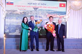 Bà Nguyễn Thị Hồng Diễm và ông Bùi Quang Hải tặng hoa cho ông Jozef Cibula, Đại biện lâm thời Sứ quán Cộng hòa Slovakia tại Việt Nam và ông Hồ Huy, Lãnh sự danh dự Slovakia tại Thành phố Hồ Chí Minh. (Ảnh: Xuân Khu/TTXVN)