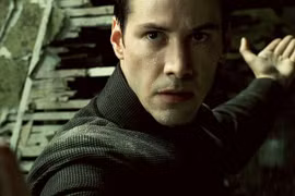 Bộ phim xoay quanh nhân vật hacker Neo do Keanu Reeves thủ vai. (Nguồn: Guardian)