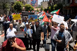 Người dân Palestine biểu tình phản đối hoạch hòa bình Trung Đông của Mỹ tại thành phố Ramallah, Bờ Tây ngày 25/6. (Ảnh: AFP/TTXVN)