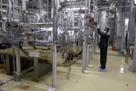 Kỹ thuật viên Iran kiểm tra các thiết bị tại cơ sở làm giàu urani Isfahan ở cách thủ đô Tehran 420km về phía nam. (Ảnh: AFP/TTXVN)