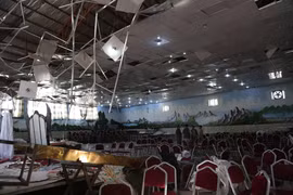 Hiện trường đổ nát sau vụ tấn công nhằm vào một đám cưới ở Kabul, Afghanistan, ngày 18. (Ảnh: THX/TTXVN)