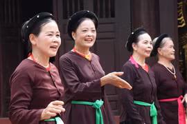 Các liền chị biểu diễn trống quân Bùi Xá, huyện Thuận Thành, tỉnh Bắc Ninh. (Ảnh: Diệp Trương/TTXVN)
