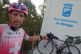 Ông Stéphane Cand đạp xe trung bình hơn 300 km mỗi ngày. (Nguồn: cycliste.ch)
