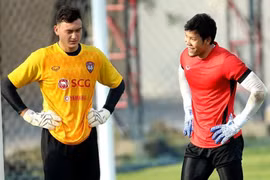 Văn Lâm và Kawin trong buổi tập tại Muangthong United. (Nguồn: Muangthong United)