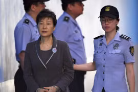 Cựu Tổng thống Hàn Quốc Park Geun-hye tới tòa án quận trung tâm ở Seoul ngày 7/8/2017. (Ảnh: AFP/TTXVN)