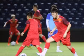 Đội tuyển Việt Nam tập trên sân Chang Arena. (Nguồn VFF)