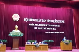 Máy tính bảng được dùng thay giấy tờ tại cuộc họp HĐND tỉnh Quảng Ninh