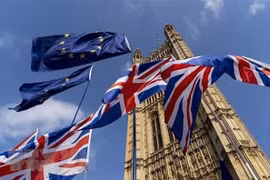Cờ Anh (phía dưới) tại thủ đô London, Anh. (Ảnh: AFP/ TTXVN)