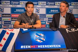 Đoàn Văn Hậu trong buổi ký gia nhập SC Heerenveen. (Nguồn: feanonline.nl)