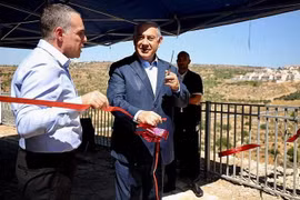 Thủ tướng Israel Benjamin Netanyahu đã tới thăm một khu định cư ở Bờ Tây trong ngày 31/7. (Nguồn: timesofisrael)