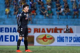 Thủ môn Bùi Tiến Dũng bắt chính trận Hà Nội FC thắng SHB Đà Nẵng 3-2, (Ảnh: Nguyên An/Vietnam+)