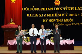 Lãnh đạo tỉnh Lai Châu tặng hoa chúc mừng tân Phó Chủ tịch tỉnh Lai Châu Hà Trọng Hải và ông Trần Văn Bắc