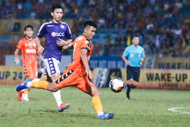 Hà Đức Chinh ở trận đấu với Hà Nội FC. (Ảnh: Tá Hiển/Vietnam+)