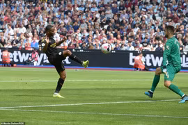 Sterling lập hat-trick giúp Man City thắng West Ham 5-0.