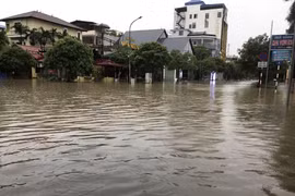 Nhiều tuyến phố trên địa bàn tỉnh Thái Nguyên bị ngập sâu trong nước. (Ảnh: Quân Trang-TTXVN)