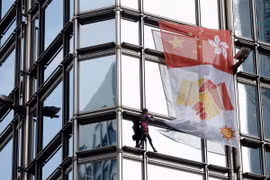 Ông Alain Robert treo cờ kêu gọi hòa bình. (Nguồn: Reuters)