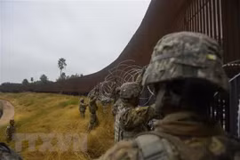 Binh sỹ Mỹ được triển khai tại khu vực Brownsville, Texas, biên giới với Mexico. (Nguồn: AFP/TTXVN) 