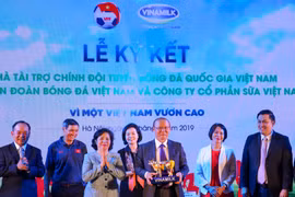 Lễ ký kết giữa Công ty cổ phần Sữa Việt Nam (Vinamilk) và Liên đoàn bóng đá Việt Nam (VFF) đã diễn ra chiều 2-7 tại Hà Nội.