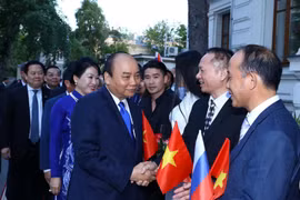 Thủ tướng Nguyễn Xuân Phúc với cán bộ Đại sứ quán, Cộng đồng người Việt Nam tại Liên bang Nga. (Ảnh: Thống Nhất/TTXVN)