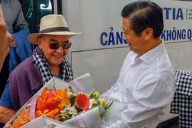 Phó Chủ tịch UBND thành phố Cần Thơ Trương Quang Hoài Nam chào đón tỷ phú Joe Lewis tại Sân bay quốc tế Cần Thơ. (Ảnh: Thanh Liêm/TTXVN)