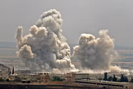 Khói bốc lên sau một cuộc không kích ở tỉnh Idlib ngày. (Ảnh: AFP/TTXVN)
