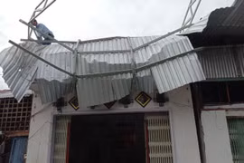 Một căn nhà ở xã Thới Sơn, huyện Tịnh Biên bị dông lốc làm tốc mái một phần. (Ảnh: Công Mạo/TTXVN)