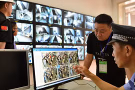 Công an Trung Quốc giám sát thi cử. (Nguồn: Reuters)