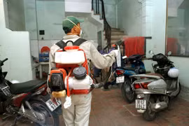 Phun thuốc diệt muỗi, hướng dẫn cộng đồng phòng chống sốt xuất huyết. (Ảnh: Dương Ngọc/TTXVN)