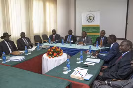 Tổng thống Nam Sudan Salva Kiir (trái) và thủ lĩnh quân nổi dậy Riek Machar (phải) tại vòng đàm phán hòa bình ở Addis Ababa, Ethiopia ngày 3/7. (Nguồn: AFP/TTXVN)