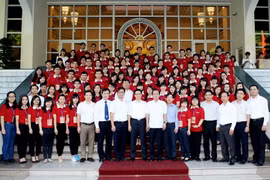 Phó Thủ tướng Vũ Đức Đam chụp ảnh chung với đoàn đại biểu thủ khoa tốt nghiệp xuất sắc trường Đại học, Học viện trên địa bàn Hà Nội. (Ảnh: Phạm Kiên/TTXVN)